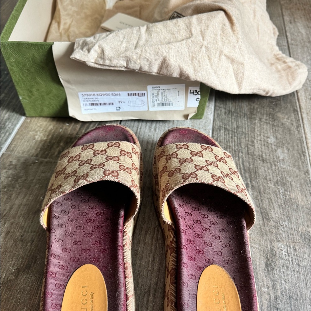 Gucci Women's Beige and Burgundy Platform slides